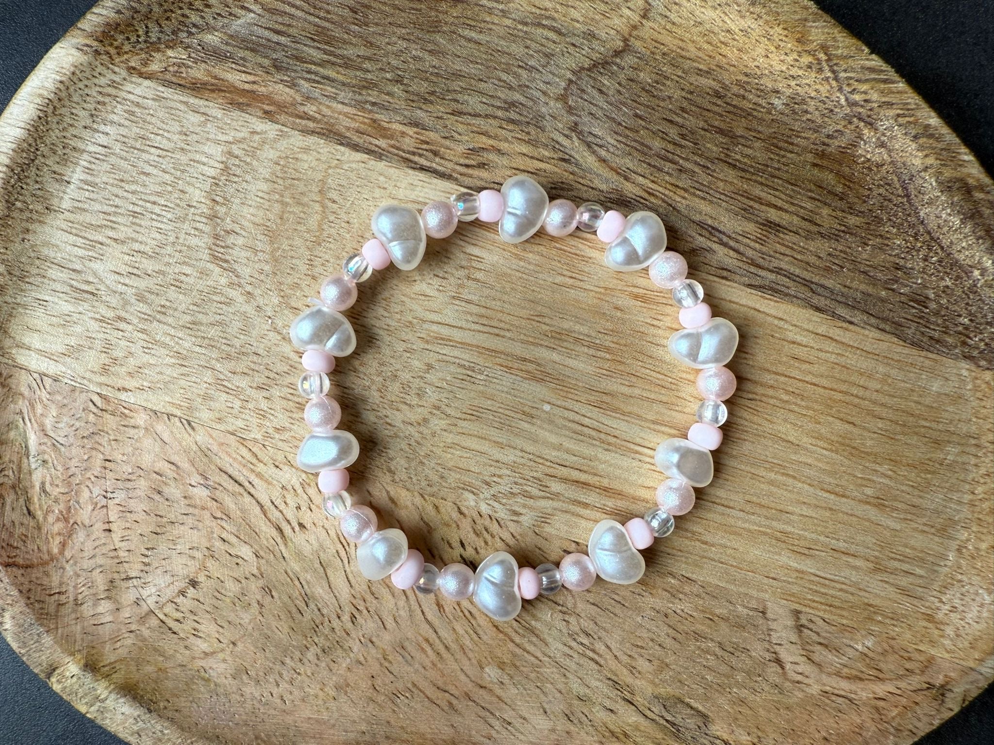 Perlenarmband in rosa und opalweiß