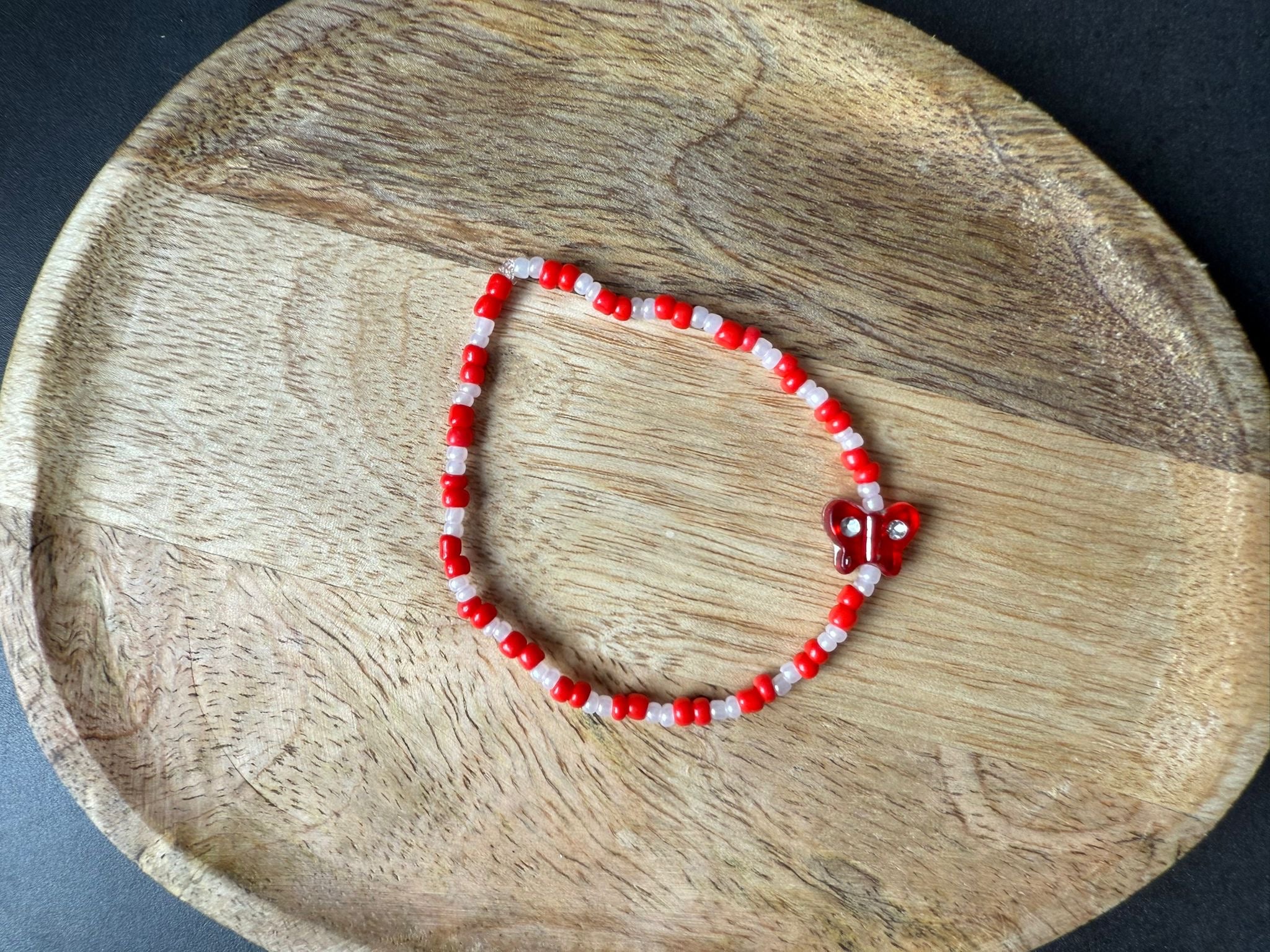 Perlenarmband mit Schmetterling