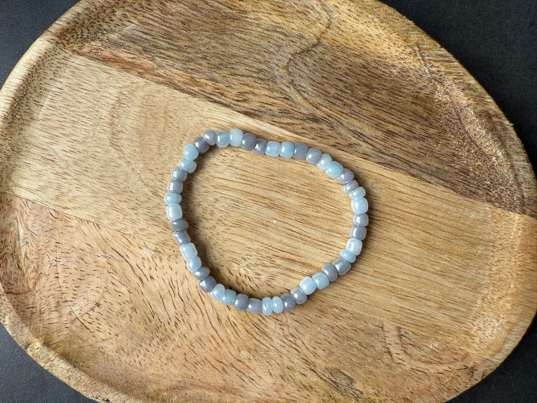 Glänzendes Perlenarmband in blau-grau