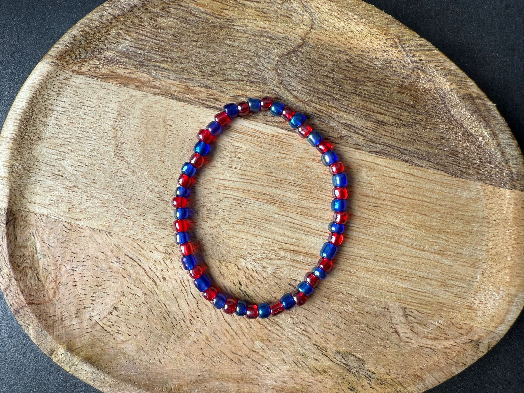 Armband mit rot-blau glänzenden Perlen
