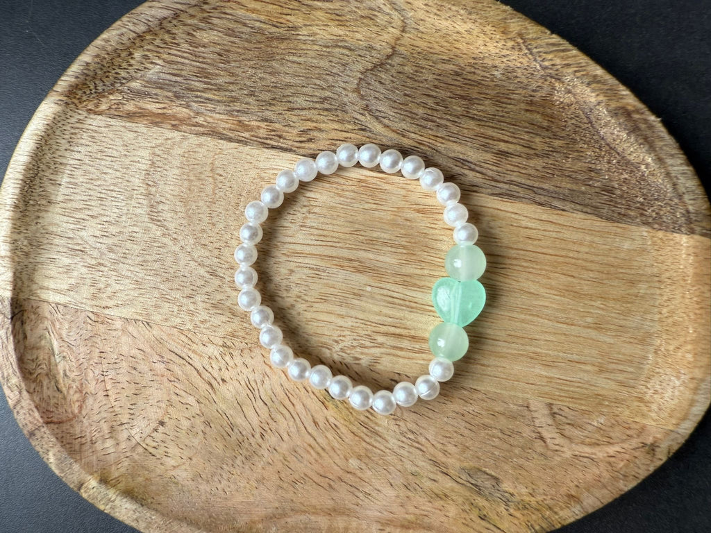 Armband mit bunten Kugeln und Herzen