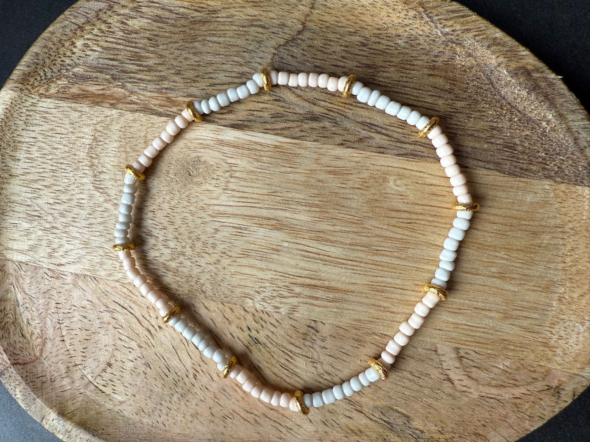 Fußkettchen mit Perlen und Ringen