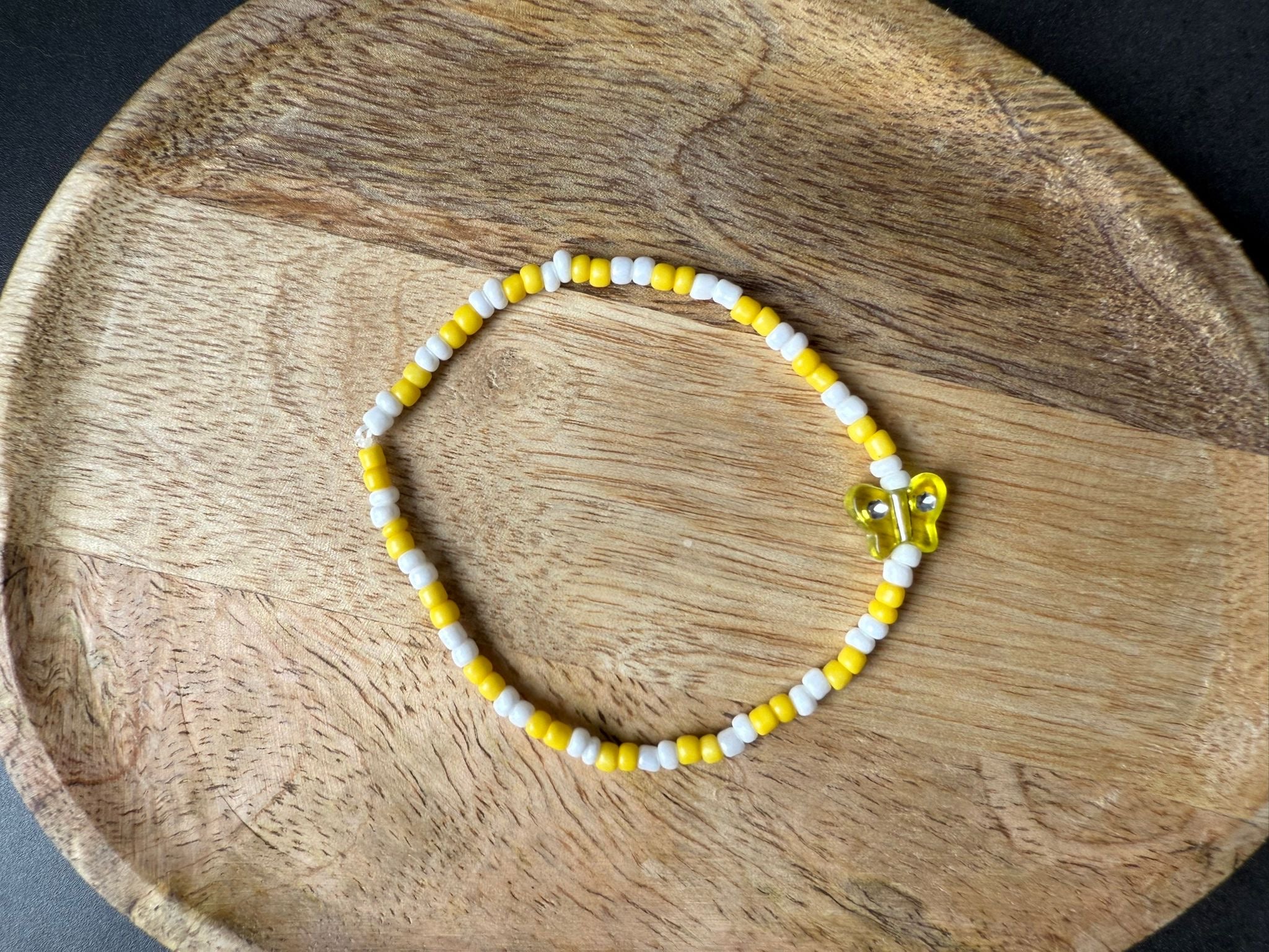 Perlenarmband mit Schmetterling