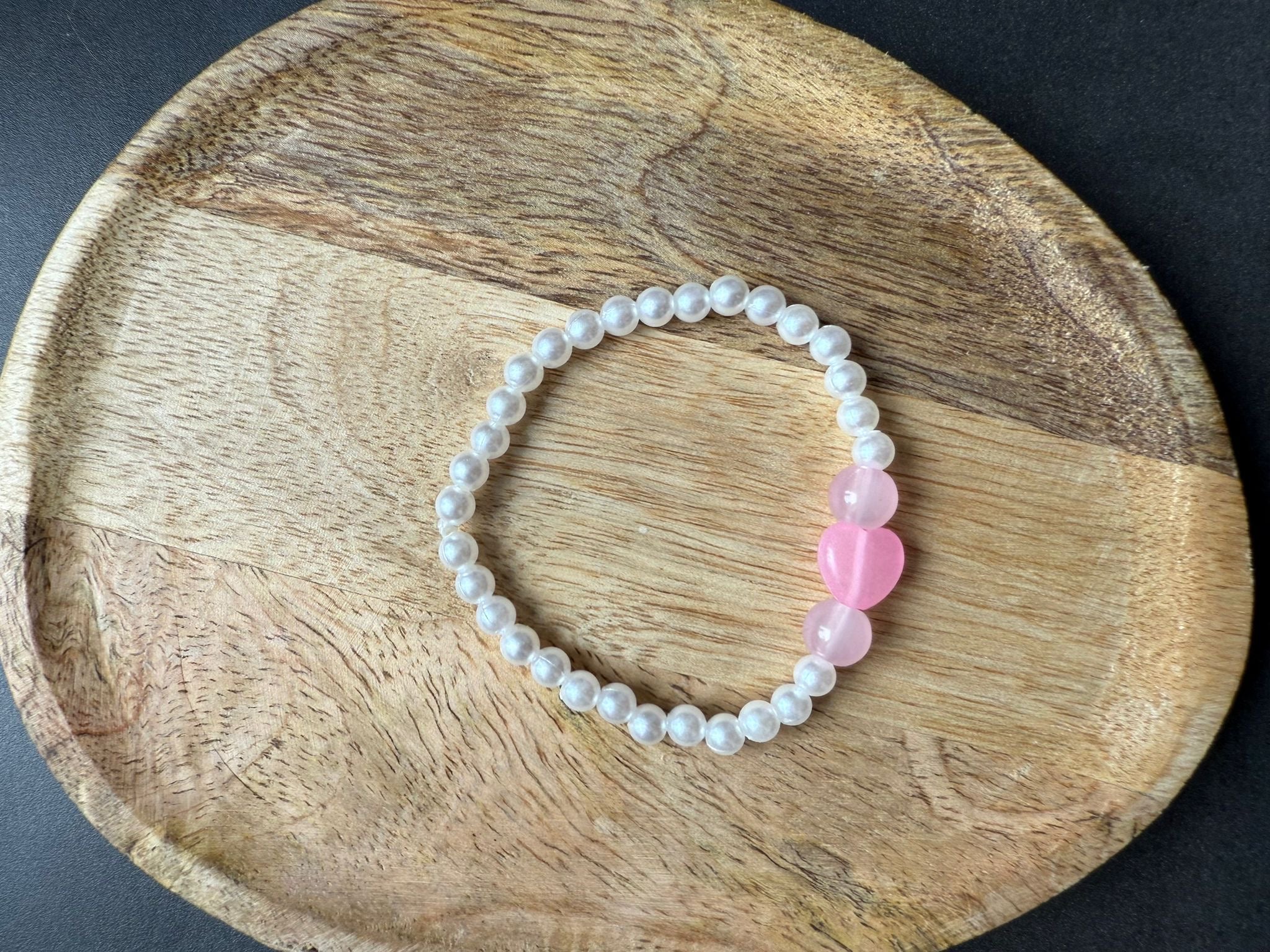 Armband mit bunten Kugeln und Herzen