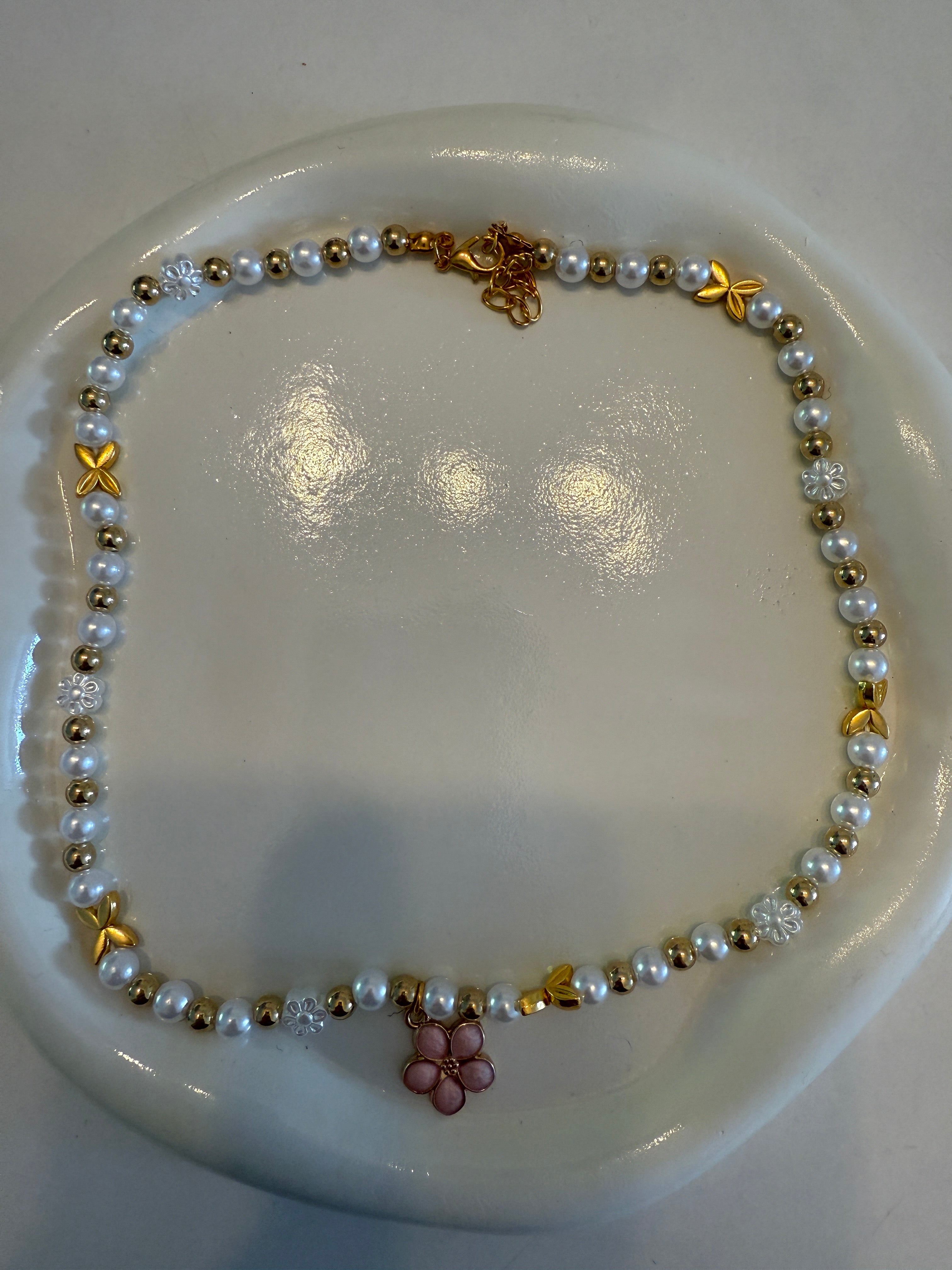 Kette weiß-Gold mit rosafarbener Blume