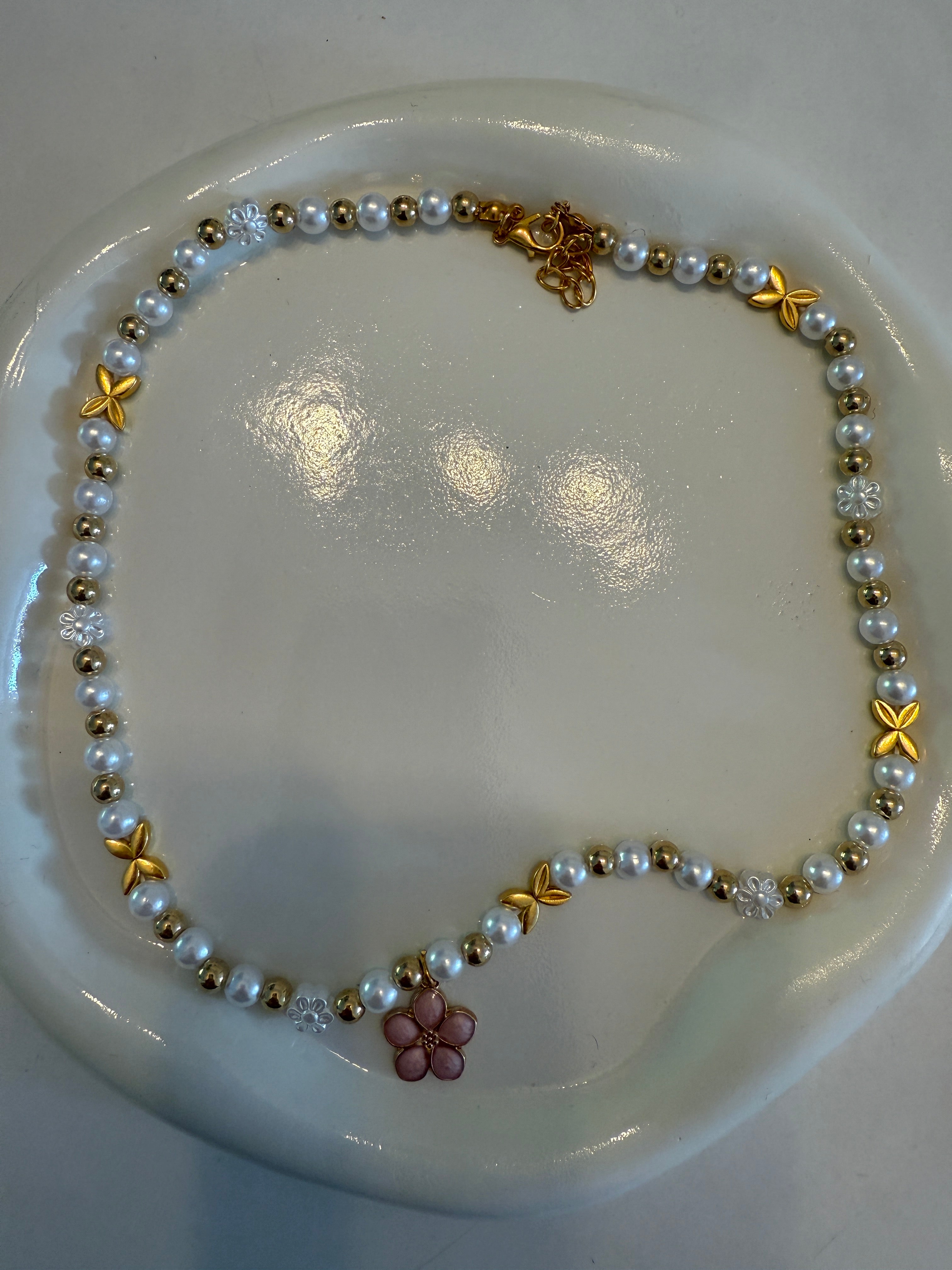 Kette weiß-Gold mit rosafarbener Blume