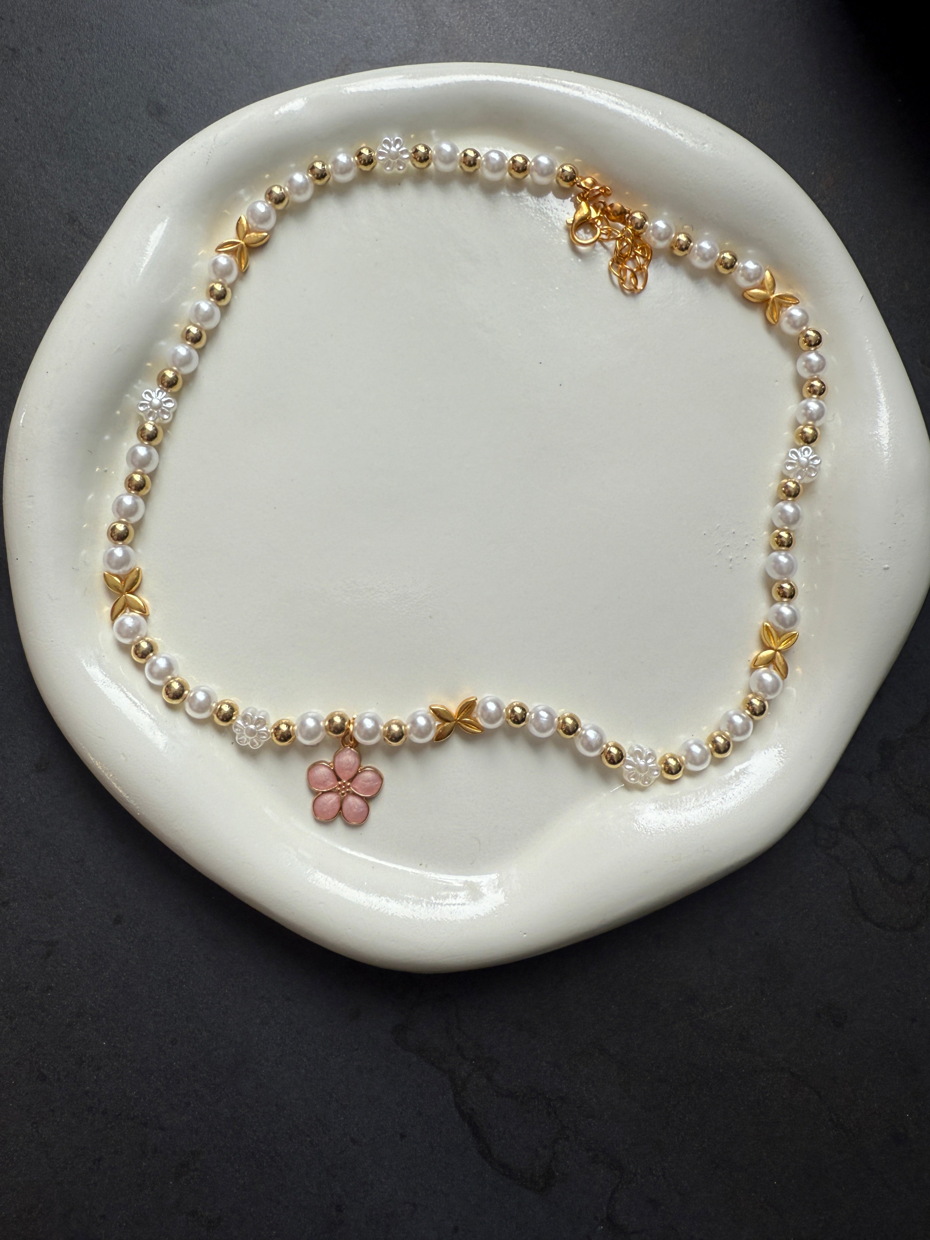 Kette weiß-Gold mit rosafarbener Blume