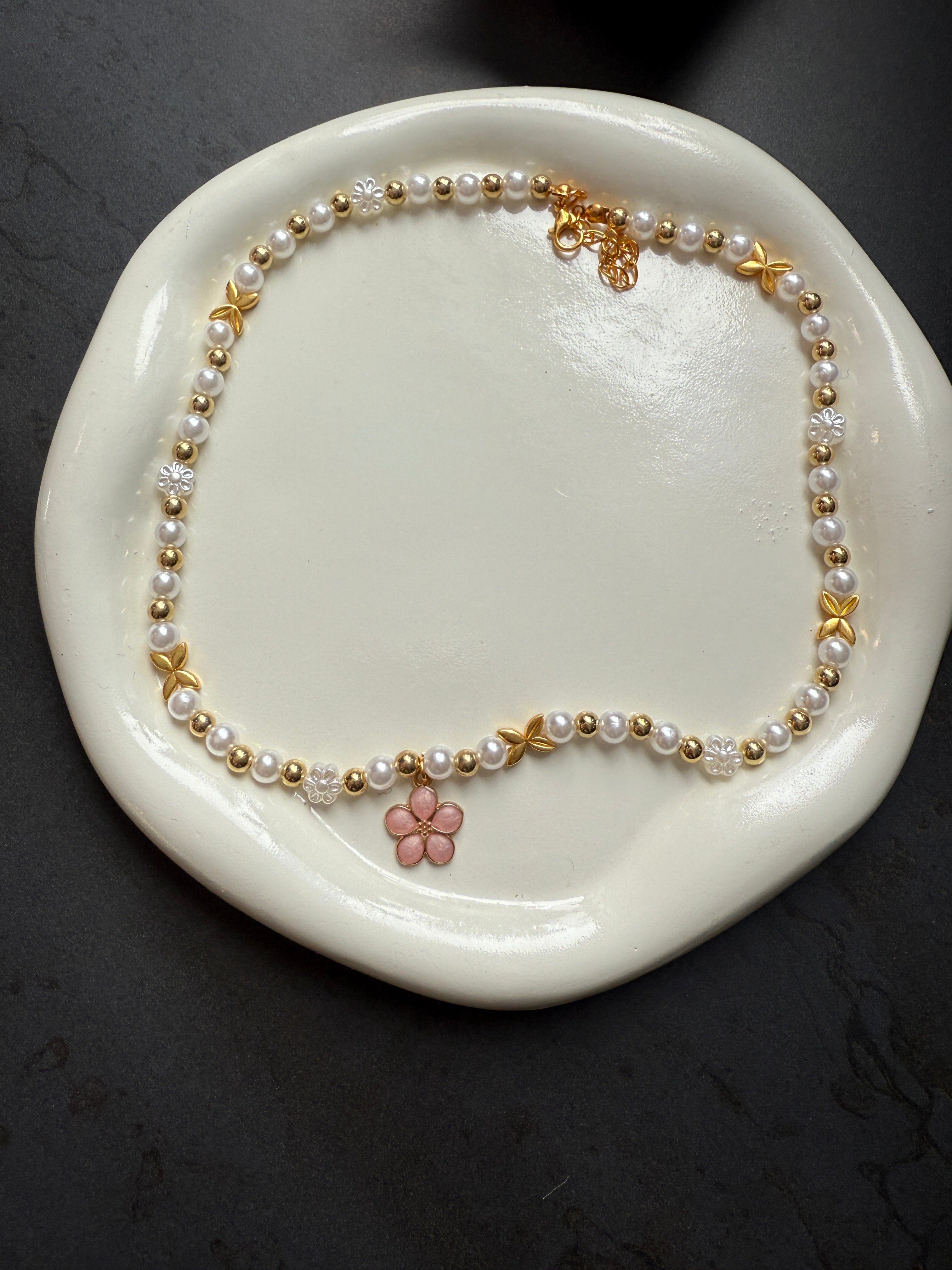 Kette weiß-Gold mit rosafarbener Blume