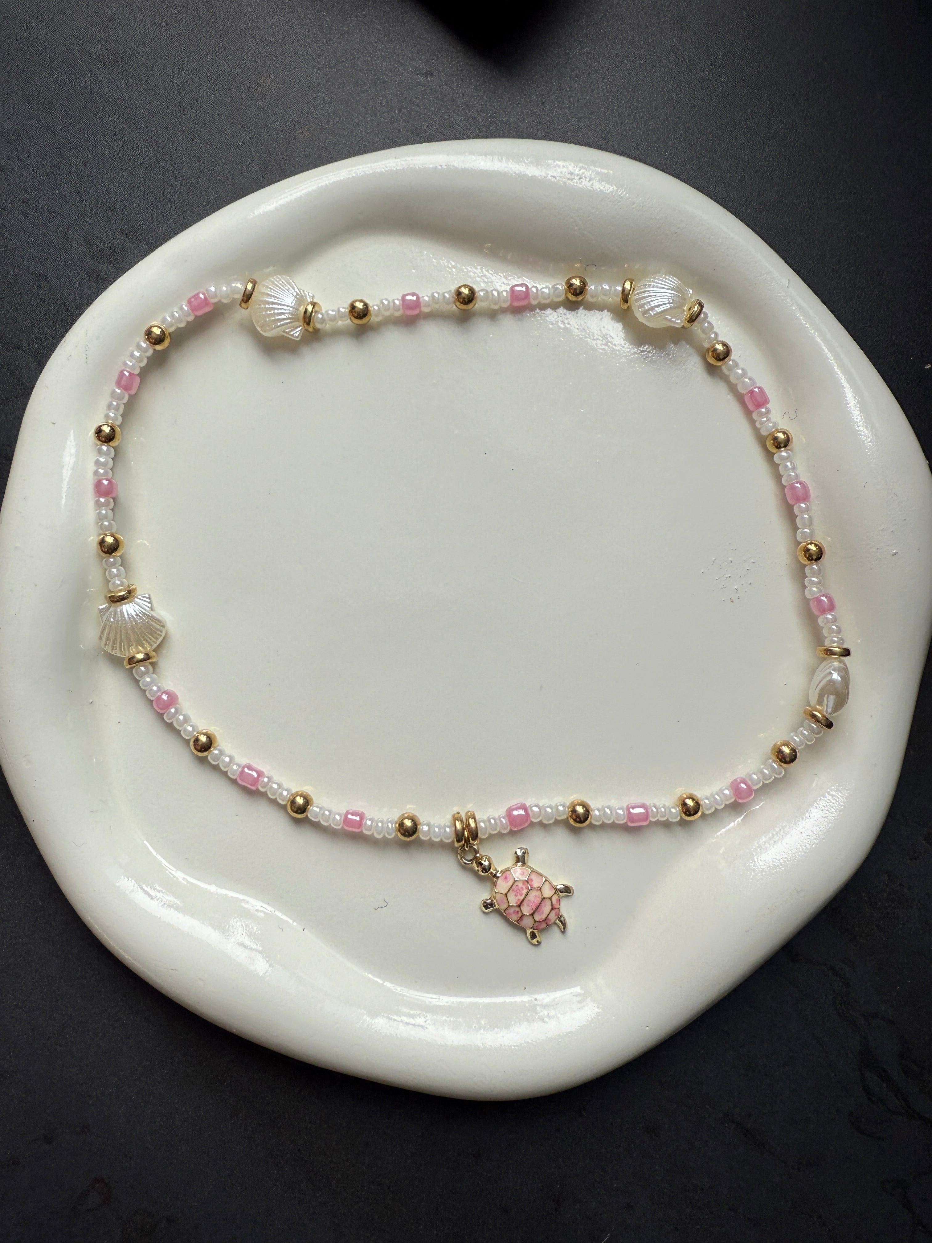 Kette rosa-weiß mit goldenen Details und Schildkrötenanhänger