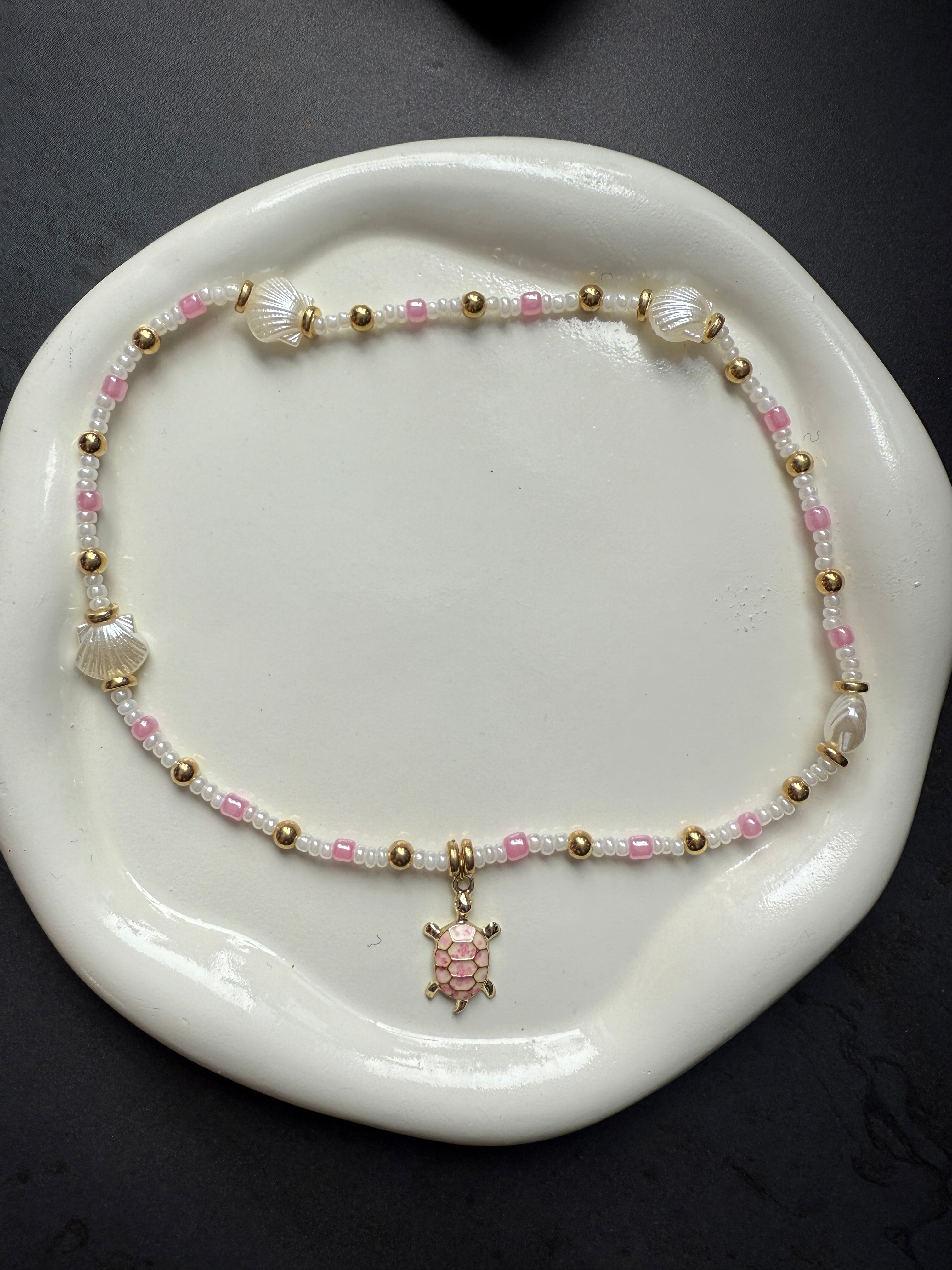 Kette rosa-weiß mit goldenen Details und Schildkrötenanhänger