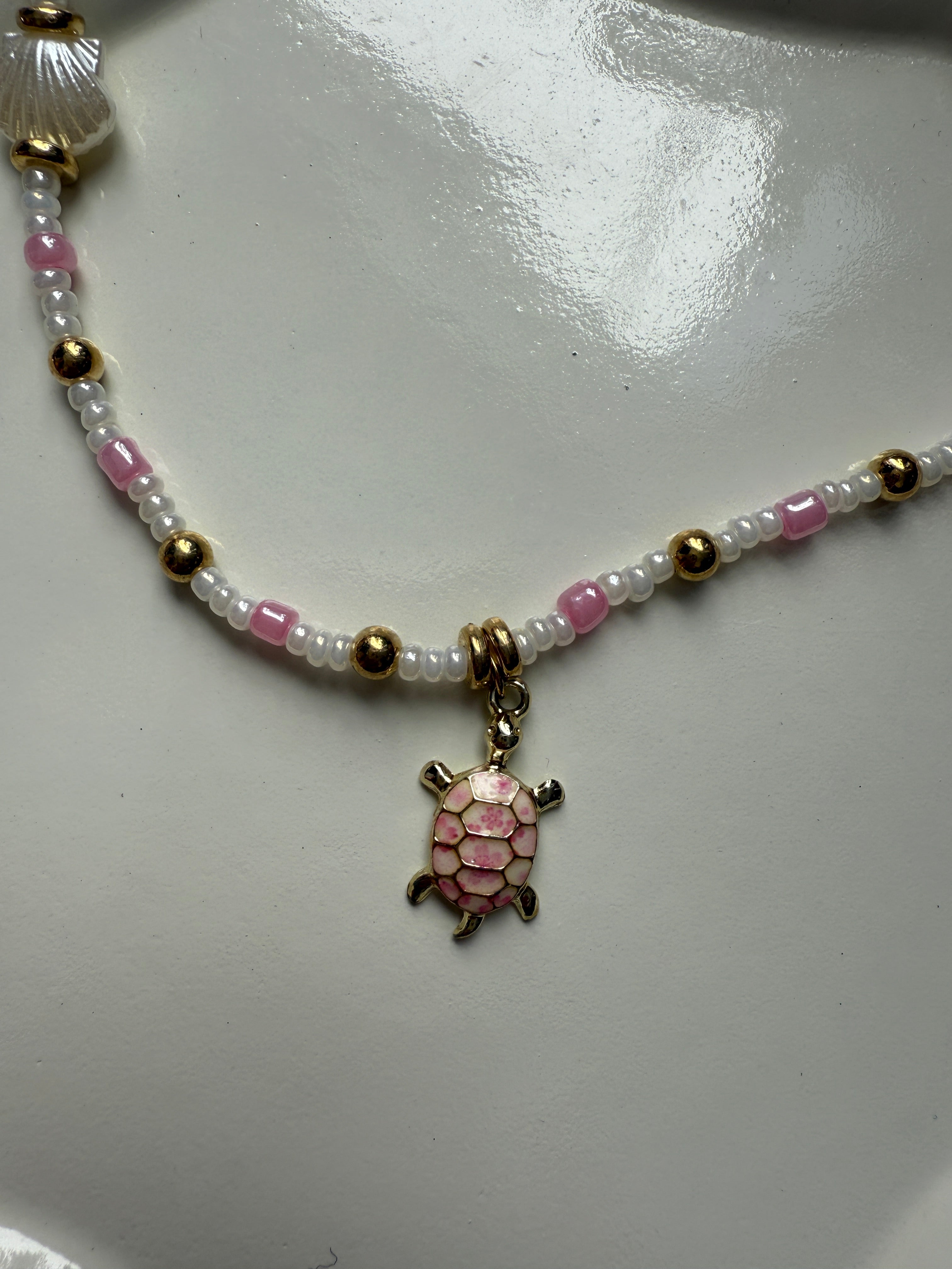 Kette rosa-weiß mit goldenen Details und Schildkrötenanhänger
