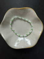 Armand mit weißen Perlen in verschiedenen Farben