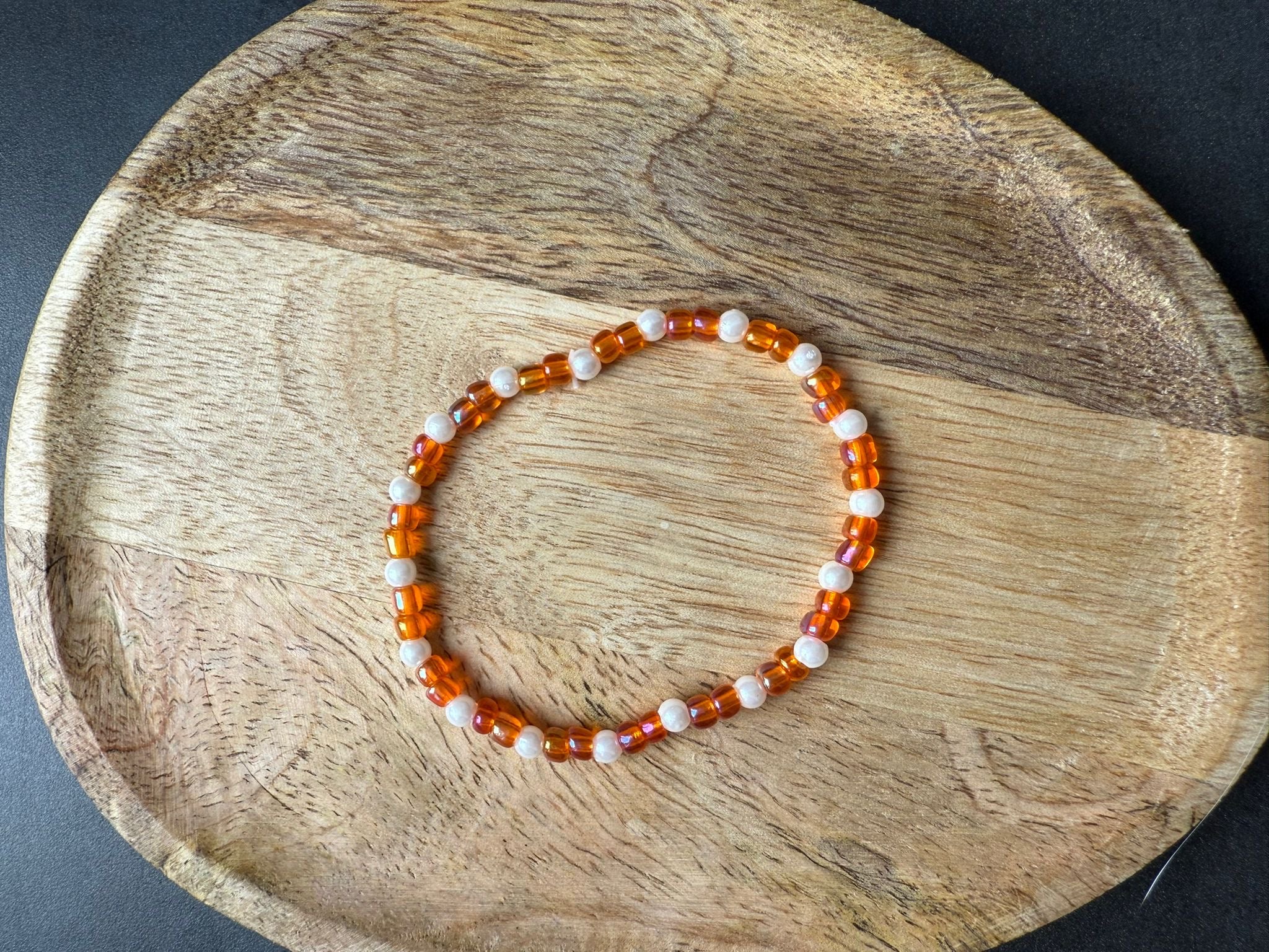 Armband mit glänzenden und schimmernden Perlen