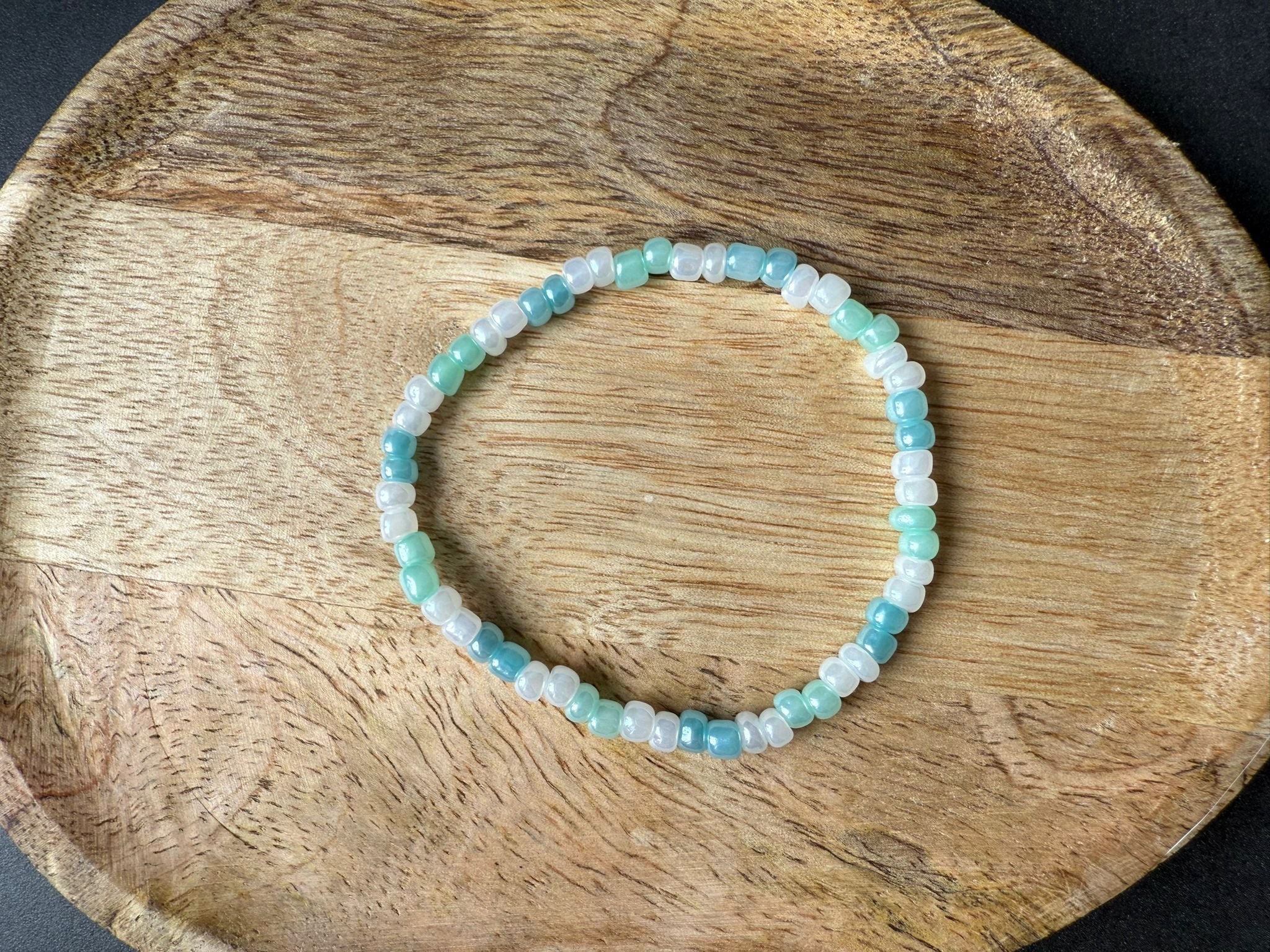 Armband mit weiß-grünen-türkisen Perlen
