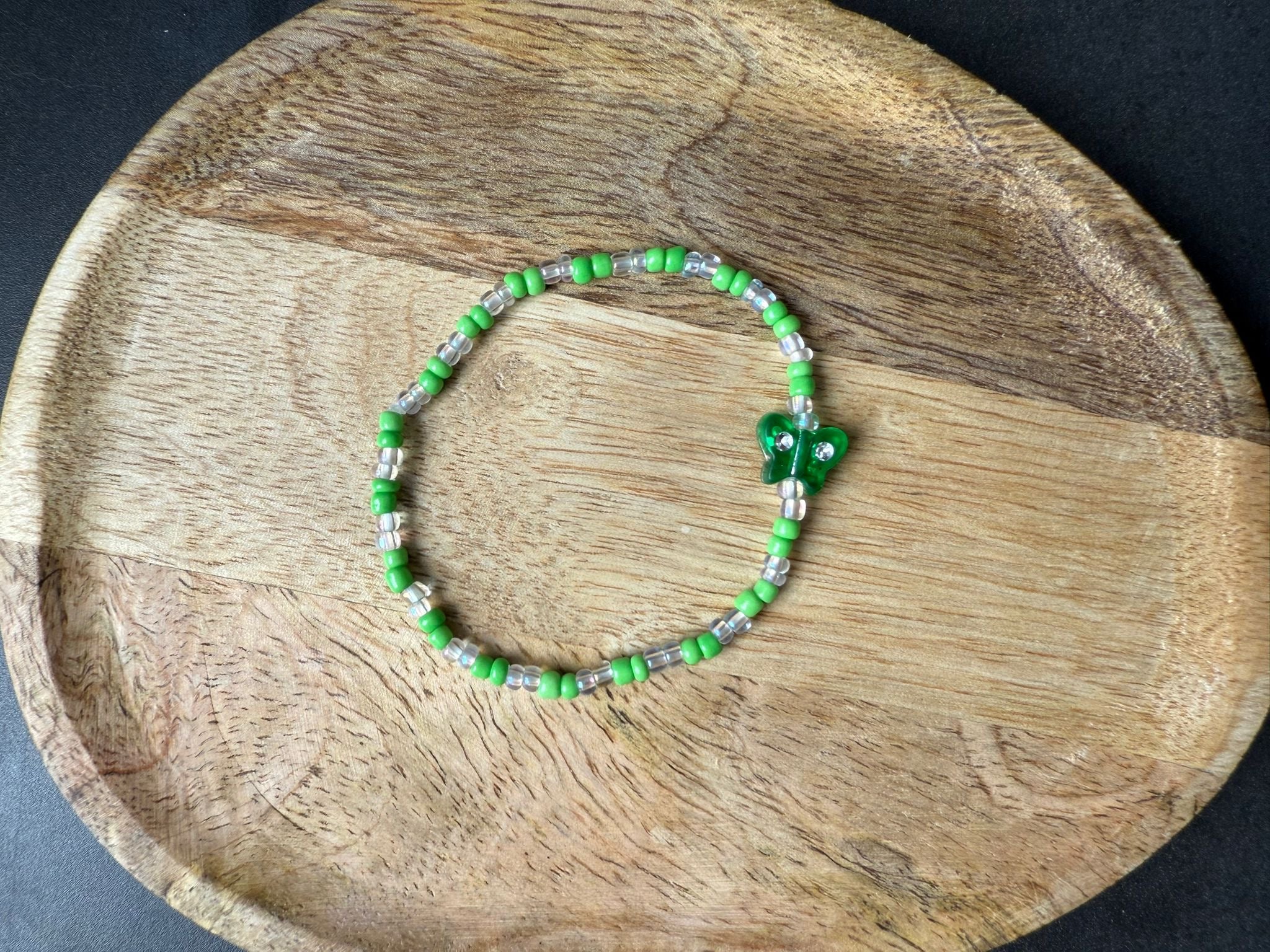 Perlenarmband mit Schmetterling