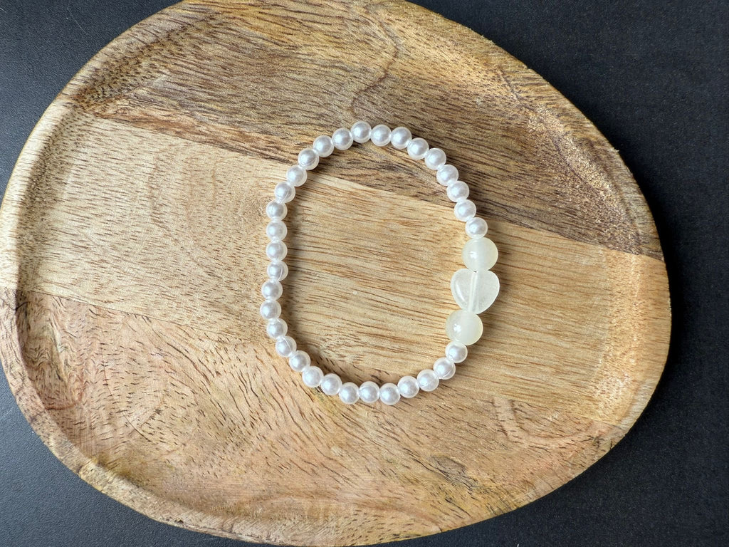 Armband mit bunten Kugeln und Herzen