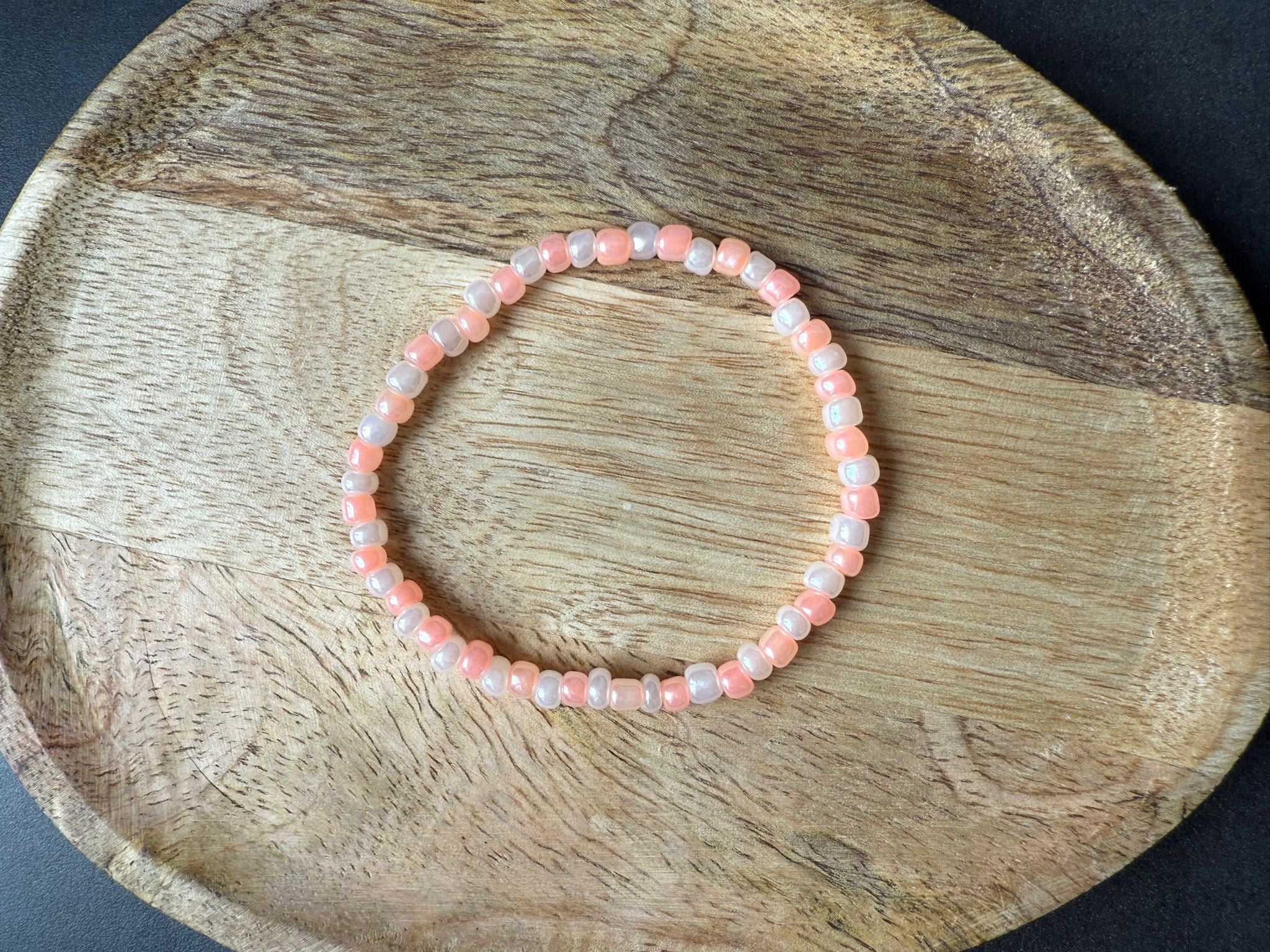 Armband mit glänzenden beige-orangenen Perlen