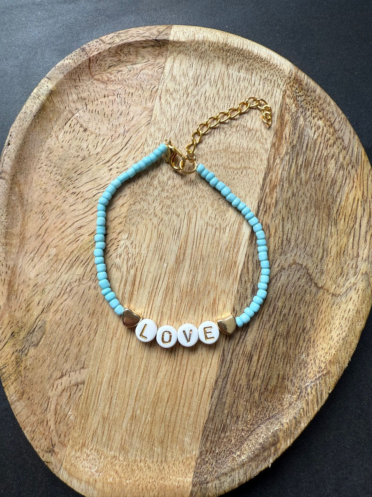 Armband mit hellblauen Perlen und Buchstaben, Größenverstellbar